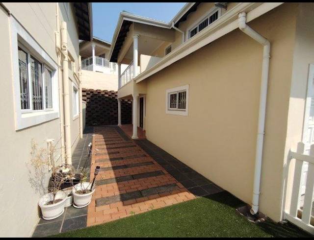 3 BEDROOM TOWNHOUSE FOR SALE IN BROADLANDS